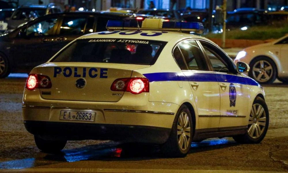 Βόλος: Μεθυσμένος οδηγός χωρίς πινακίδες - Πέρασε 12 κόκκινα φανάρια και έπεσε σε περιπολικό